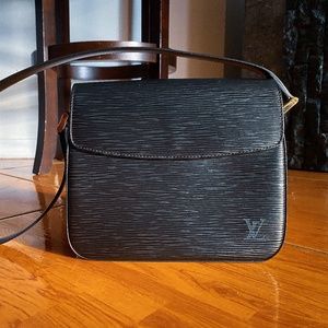 1999 Pre-Owned LV Black EPI Leather Buci Shoulder Bag